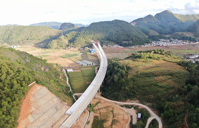 白巖子大橋橋面鋪裝施工完成 xiao.jpg