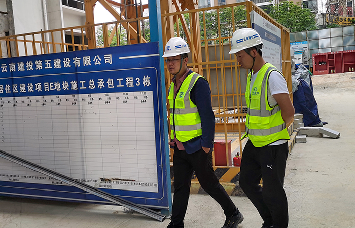 1656585464804912.jpg (小圖)6.10直管部經(jīng)理帶班檢查晉寧項(xiàng)目.jpg